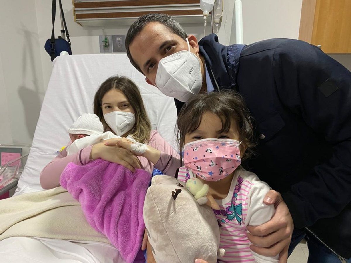 El presidente encargado de Venezuela Juan Guaidó, junto a su esposo Fabiana Rosales, su hija Miranda y la recién nacida Mérida Antonieta. El presidente encargado de Venezuela Juan Guaidó, junto a su esposo Fabiana Rosales, su hija Miranda y la recién nacida Mérida Antonieta.