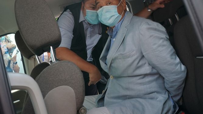 El magnate mediático hongkonés Jimmy Lai, a la derecha, que fundó el periódico local Apple Daily, es detenido por la policía en su casa en Hong Kong, el lunes 10 de agosto de 2020. La policía detuvo al magnate y registró la sede de su compañía, en el empleo más llamativo hasta ahora de la nueva ley de seguridad impuesta por Beijing a la ciudad tras las protestas del año pasado. 