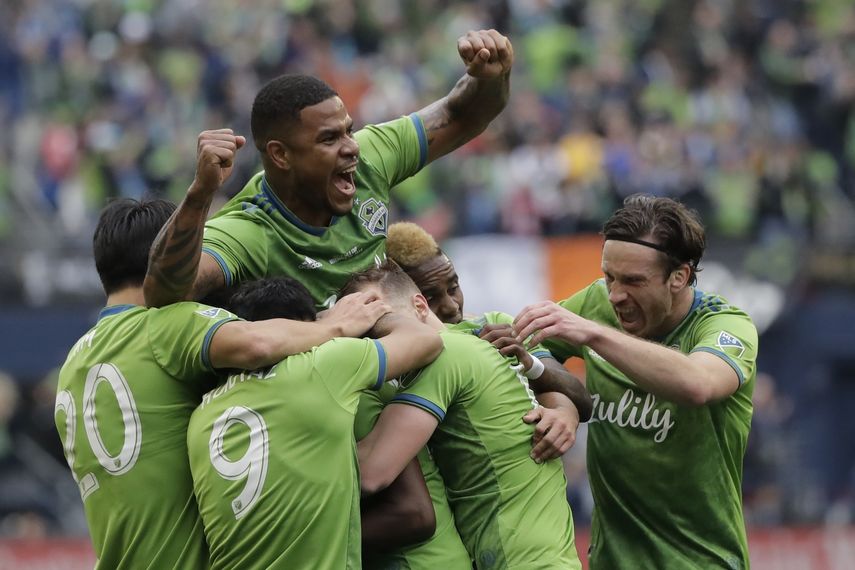 En esta foto de archivo del 10 de noviembre de 2019, el paname&ntilde;o Rom&aacute;n Torres es levantado por sus compa&ntilde;eros de los Sounders de Seattle, tras un tanto de Kelvin Leerdam ante el Toronto FC, durante la final de la MLS&nbsp;