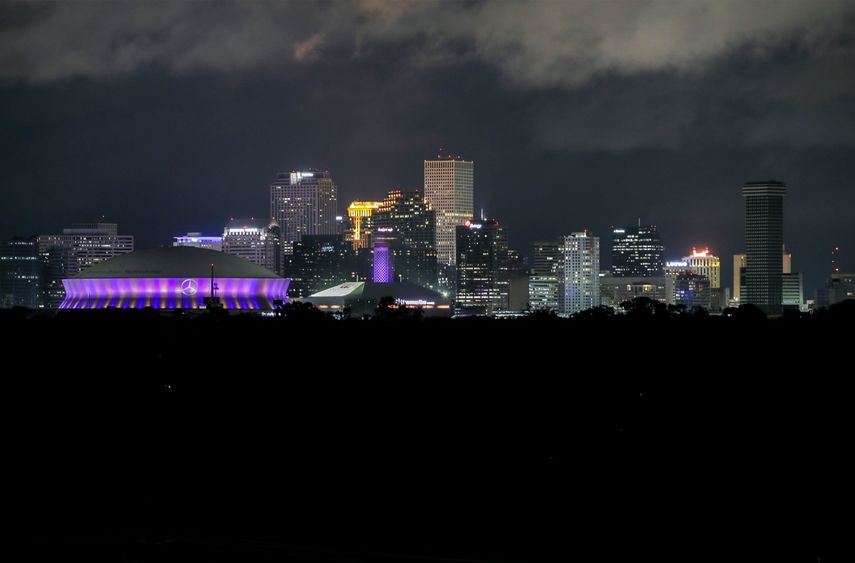 En la imagen, zonas con suministro eléctrico en el distrito financiero de Nueva Orleans, mientras que áreas del centro de la ciudad se quedaron sin luz tras el paso del huracán Zeta, el miércoles 28 de octubre de 2020.