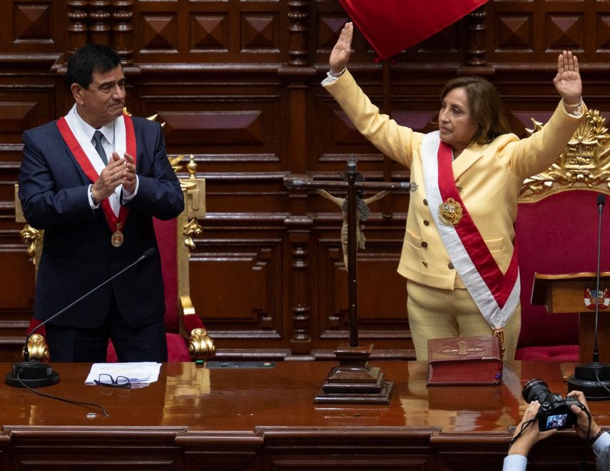 Dina Boluarte (R) saluda a los miembros del Congreso después de ser juramentada como nueva presidenta horas después de que el expresidente Pedro Castillo fuera acusado en Lima, el 7 de diciembre de 2022.&nbsp;