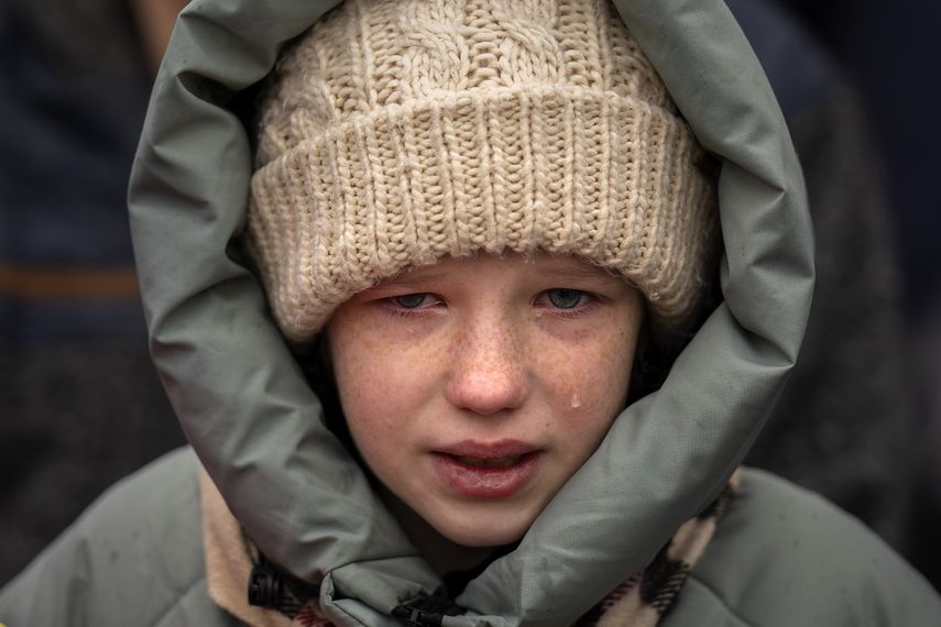 Anna, de 10 años, llora junto al cuerpo de su hermano Yurii, de 27 años, durante su funeral el martes 21 de marzo de 2023, en Kalynivka, cerca de Kiev, Ucrania.&nbsp;