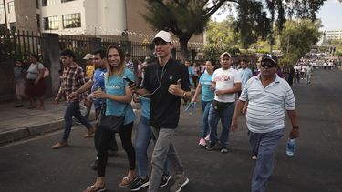 Simpatizantes del presidente de El Salvador Nayib Bukele se re&uacute;nen fuera del Congreso el domingo 9 de febrero de 2020.&nbsp;