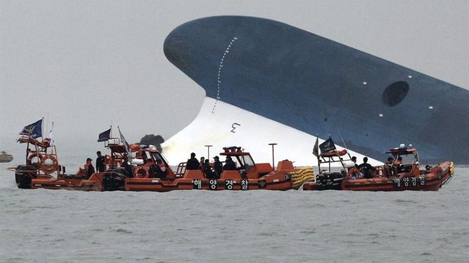 Fotografía facilitada por el Gobierno Provincial de Jeolla del Sur cedida por la agencia surcoreana Yonhap que muestra las labores de rescate de los pasajeros de un buque que naufragó en aguas próximas a la isla Jindo (Corea del Sur). EFE/Yonhap / Sout