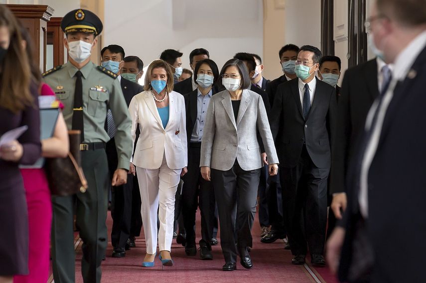 En esta imagen distribuida por la oficina presidencial de Taiwán, la presidenta de la Cámara de Representantes de Estados Unidos, Nancy Pelosi (centro, izquierda), y la presidenta de Taiwán, Tsai Ing-wen, antes de una reunión en Taipéi, Taiwán, el 3 de agosto de 2022.&nbsp;
