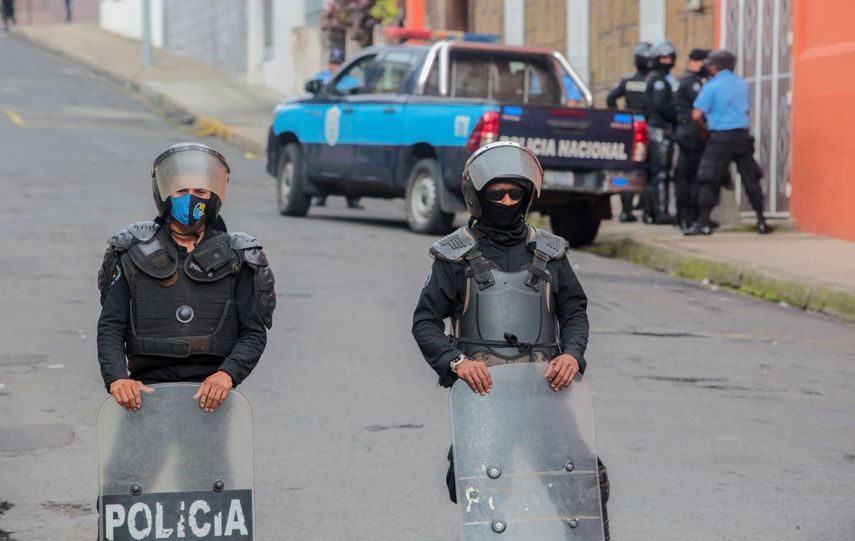 Una patrulla policial y agentes de la Dirección de Operaciones Especiales de la Policía (DOEP), bloquean el portón de la curia episcopal de Matagalpa, Nicaragua, para impedir la salida del vehículo en que se traslada el obispo de la Diócesis de Matagalpa, monseñor Rolando Álvarez, 4 de agosto de 2022.&nbsp;