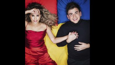 En esta imagen difundida por Sony Music México, el arte para el sencillo Quedito de Caztro con Paulina Goto.&nbsp;