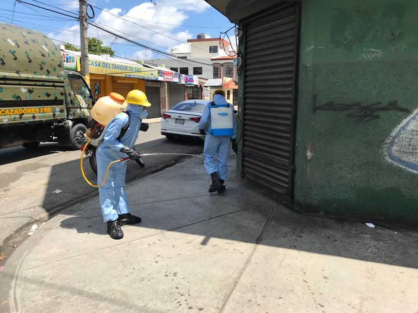 Miembros del Ej&eacute;rcito de Rep&uacute;blica Dominicana fumigan varias zonas de San Francisco de Macor&iacute;s.