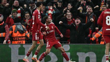El argentino Alexis Mac Allister (c) celebra luego de anotar un gol ante el Real Madrid en la Champions League, el 4 de noviembre de 2025.