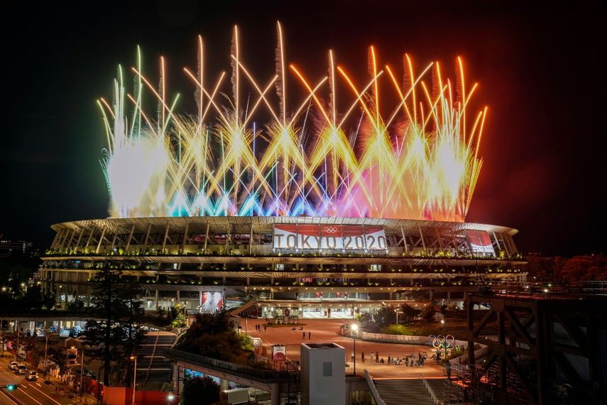Fuegos artificiales iluminan la noche sobre el Estadio Nacional durante la ceremonia de clausura de los Juegos Olímpicos de Tokio 2020, el 8 de agosto del 2021.&nbsp;