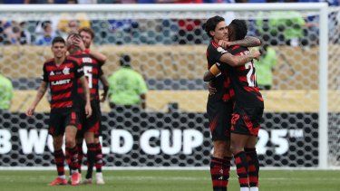 El delantero brasileño del Flamengo, Bruno Henrique (27), y su compañero Pedro celebran después de ganar un partido de fútbol del Grupo D de la Copa Mundial de Clubes de la FIFA 2025 entre su equipo y el Chelsea de Inglaterra, en el estadio Lincoln Financial Field en Filadelfia, el 20 de junio de 2025.&nbsp;