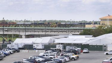 A poca distancia del R&iacute;o Bravo (Grande), las Instalaciones de Audiencia del programa Protocolos para Protecci&oacute;n de Migrantes en Laredo, Texas, se ubican a un costado del Puente Internacional Puerta de las Am&eacute;ricas.&nbsp;