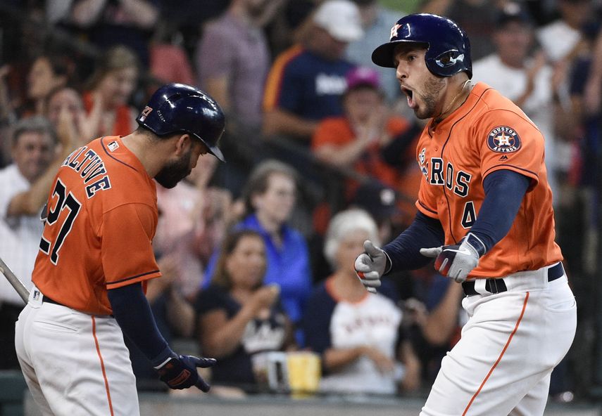 George Springer (derecha) de los Astros de Houston festeja&nbsp;uno de sus tres jonrones de este domingo&nbsp;junto al venezolano Jos&eacute; Altuve en el juego ante los Angelinos de Los &Aacute;ngeles&nbsp;
