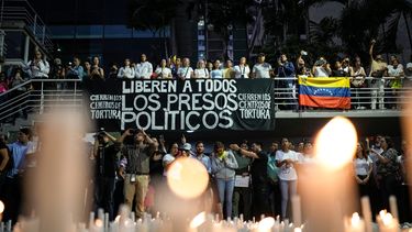 Familiares de los presos políticos durante la represión gubernamental a las protestas contra los resultados de las elecciones presidenciales, participan en una vigilia en Caracas, Venezuela, el 8 de agosto de 2024. El cartel dice Liberen a todos los presos políticos.&nbsp;