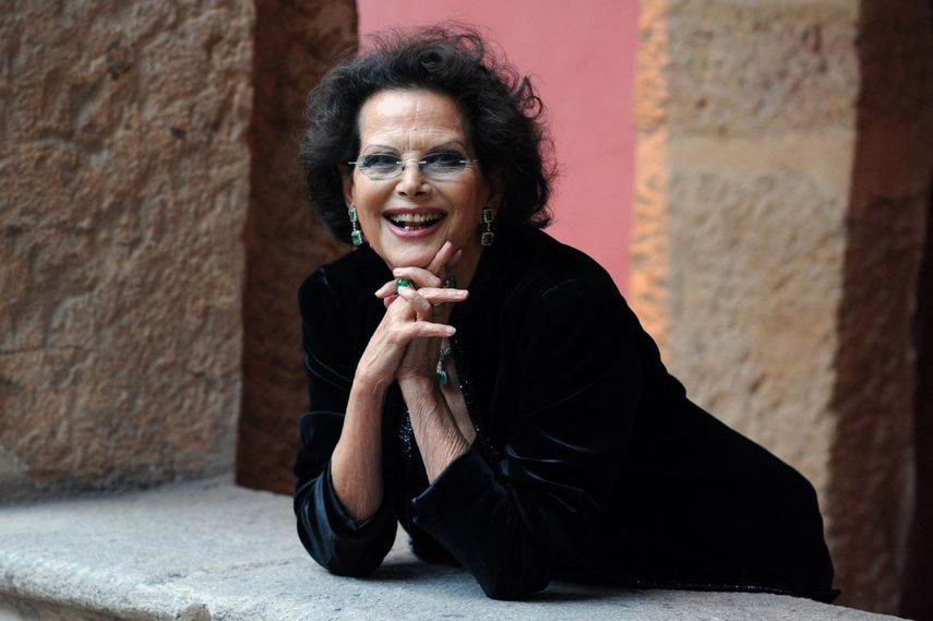 La actriz italiana Claudia Cardinale posa el 14 de octubre de 2009 en Lyon, cuando acudió a la primera edición del festival de cine Lumiere 2009.