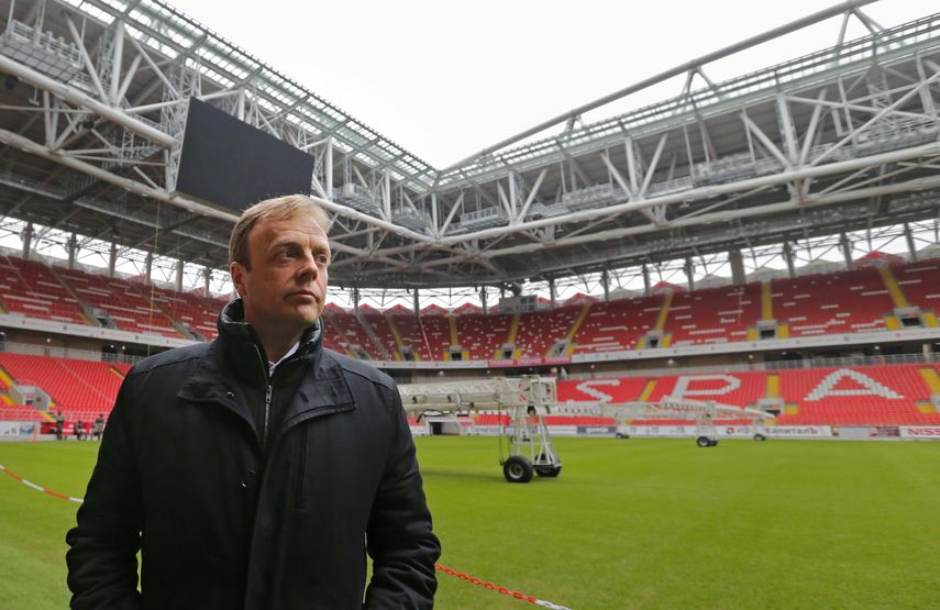 El director de Competiciones de la FIFA, Colin Smith, durante su visita el estadio Spartak. 