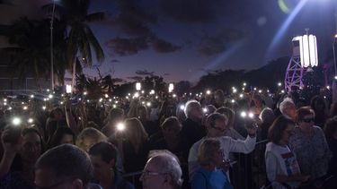 Cerca de 3.000 personas asistieron a la vigilia en el Memorial al Holocausto.