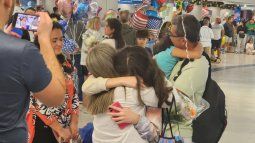 Una familia cubana, en un emotivo abrazo en el aeropuerto de Miami. Una familia cubana, en un emotivo abrazo en el aeropuerto de Miami.