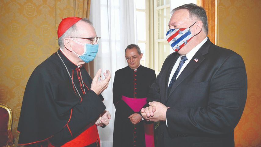 El secretario de Estado de EEUU, Mike Pompeo (der.), habla con el&nbsp;cardenal Pietro Parolin.&nbsp;