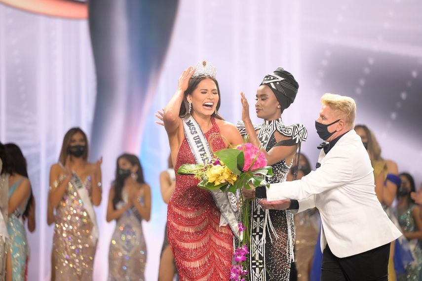Miss Universo 2019, Zozibini Tunzi, corona a Andrea Meza como la nueva reina de belleza.&nbsp;