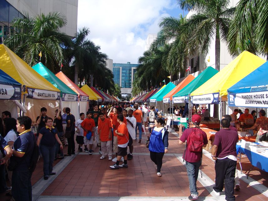 Unos 200 kioscos llenan las calles aledañas al Wolfson Campus, de Miami Dade College, para ofertar una amplia variedad de publicaciones.