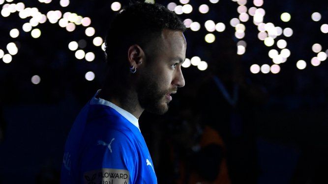 El brasileño Neymar ingresa al campo durante su ceremonia de bienvenida en Riad, el 19 de agosto de 2023.