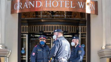 Agentes de policía montan guardia en la entrada del Grand Hotel Wien en Viena, Austria, donde se desarrollan las conversaciones a puertas cerradas sobre tenas nucleares con Irán, viernes 9 de abril de 2021.