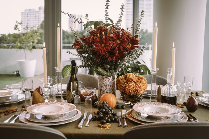 Una vajilla de cer&aacute;mica italiana, individuales de Colombia tejidos a mano, vasos de vidrio de Murano, son algunas de las colecciones que ofrece Collecto.