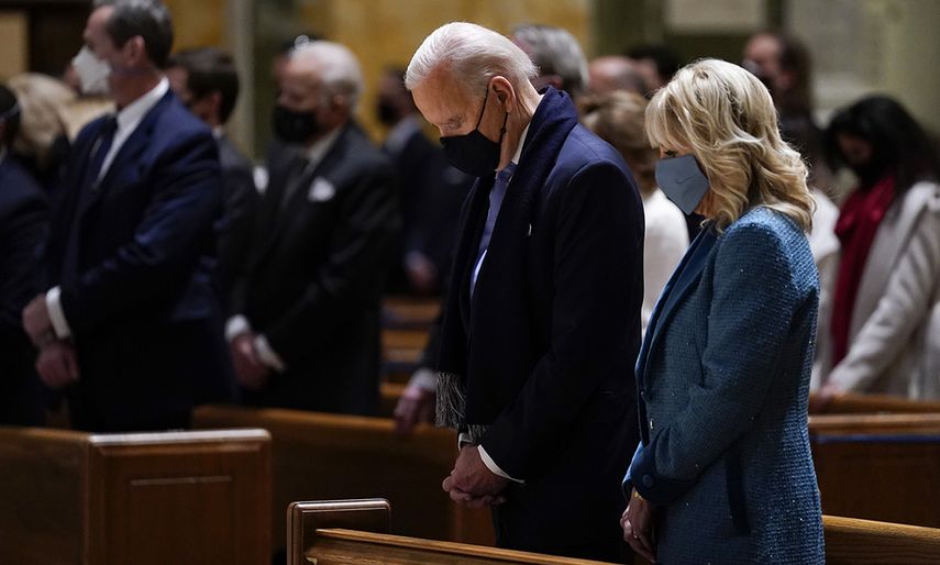 Biden, junto a su esposa, Jill, acude a misa católica en la Catedral de San Mateo Apóstol, en Washington DC, horas antes de la toma de posesión.