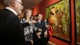 El artista colombiano Fernando Botero (izda) visita su exposición acompañado de la primera dama colombiana, Maria Clemencia de Santos (2ºizda), y el ministro chino de Cultura, Luo Shugang (3ºizda), durante la inauguración de la muestra Botero en China