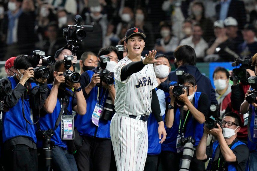 El astro de Japón Shohei Ohtani gesticula tras la victoria ante Italia en los cuartos de final del Clásico Mundial de béisbol, el jueves 16 de marzo de 2023.&nbsp;