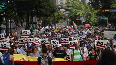 Varias centenas de personas&nbsp;coreaban consignas contra Maduro y levantaban carteles que denunciaban la crisis humanitaria&nbsp;que padece el país.