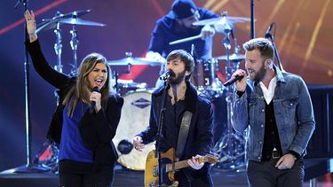 Hillary Scott, Dave Haywood y Charles Kelley, del grupo Lady Antebellum, actúan durante la ceremonia de premiación en el teatro Nokia en Los Angeles. (AP)