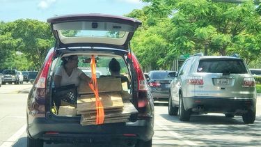 Desde tempranas horas los habitantes de Miami intentan adquirir los materiales necesarios para proteger sus viviendas.