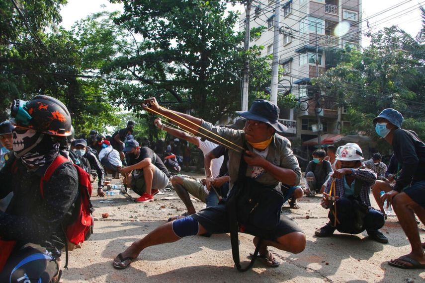 Manifestantes enfrentan a la policía en Yangón, Myanmar.