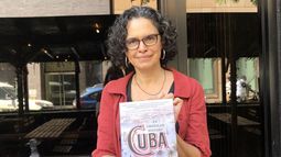Ada Ferrer con un ejemplar de Cuba una historia americana.&nbsp;