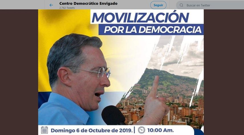 Convocatoria a la Movilizaci&oacute;n por la Democracia en apoyo al expresidente colombiano &Aacute;lvaro Uribe, publicada en la cuenta de Twitter de&nbsp;@CDEnvigado.&nbsp;