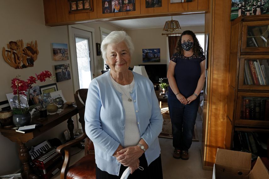 Marjan Martin Curtis (en primer plano) y Amy Baird posan para una foto en la casa de Curtis en Spanish Fork, Utah, el 12 de noviembre del 2020.&nbsp;