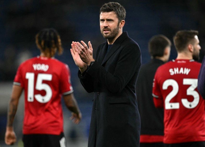 El entrenador principal interino inglés del Manchester United, Michael Carrick, aplaude a los fanáticos después del partido de fútbol de la Premier League inglesa entre Everton y Manchester United en el estadio Hill Dickinson en Liverpool, noroeste de Inglaterra, el 23 de febrero de 2026.&nbsp;