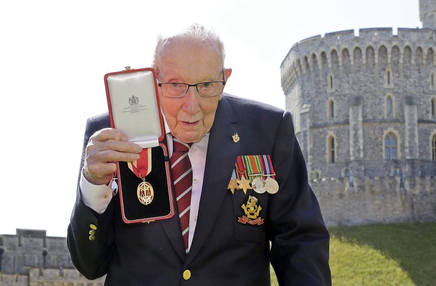 Esta fotografía de archivo del viernes 17 de julio de 2020 muestra al capitán sir Thomas Moore posando para la prensa después de ser nombrado caballero por la reina Isabel II durante una ceremonia en el castillo de Windsor, en Windsor, Inglaterra.&nbsp;