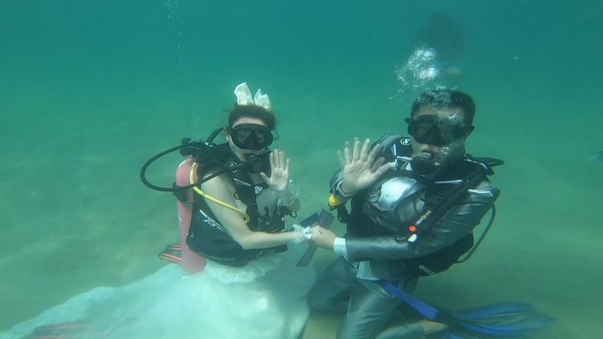 Captura de video de una pareja que decidi&oacute; celebrar su boda bajo el agua este 14 de febrero en Tailandia.
