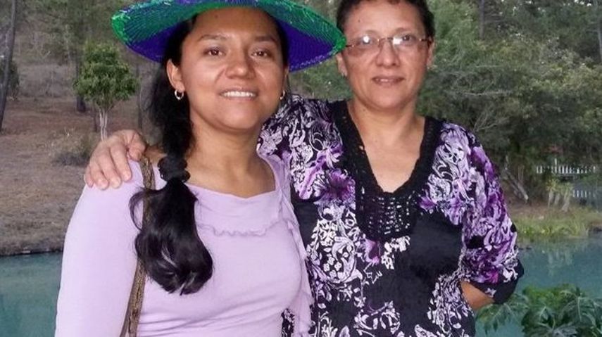 Lesbia Urquía a la derecha, acompañada por una persona cuya identidad desconocemos (CORTESÍA.telesurtv.net)