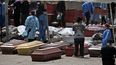 Peritos forenses se encuentran entre las víctimas y los ataúdes en La Guaira, estado de La Guaira, Venezuela, el 29 de junio de 2026, tras los dos terremotos gemelos ocurridos el 24 de junio. Peritos forenses se encuentran entre las víctimas y los ataúdes en La Guaira, estado de La Guaira, Venezuela, el 29 de junio de 2026, tras los dos terremotos gemelos ocurridos el 24 de junio.