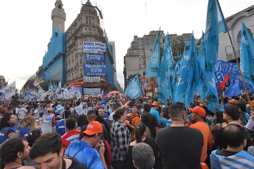  Militantes del Frente para la Victoria aguardan los resultados del escrutinio de las urnas en las inmediaciones del bunker de su candidato Daniel Scioli (EFE/Juan Ignacio Roncoroni)