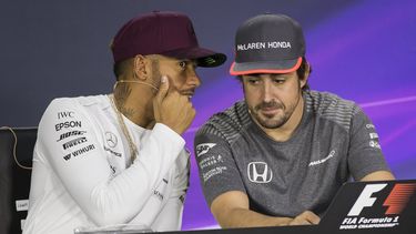 Hamilton (izquierda) apoyó la opinión de Alonso (derecha) sobre la posibilidad de aumentar el número de carreras en la máxima categoría del automovilismo.&nbsp;