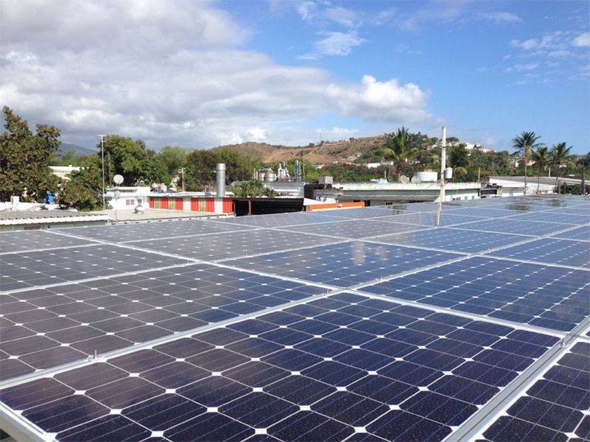 Paneles solares en la Barriada Bakery, en Yauco, Puerto Rico. Es de las primeras panaderías que instaló energía renovable en Puerto Rico.&nbsp; El dueño anticipó la importancia de preparar el negocio para los elevados costos de energía.