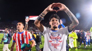 El defensa número 15 de Paraguay, Gustavo Gómez, celebra tras el partido de las eliminatorias sudamericanas para la Copa Mundial de la FIFA 2026 entre Paraguay y Ecuador en el estadio Defensores del Chaco en Asunción el 4 de septiembre de 2025. 