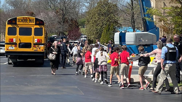 Los niños son evacuados de la escuela en Nashville tras el ataque a tiros perpetrado por una mujer que dejó seis muertos.
