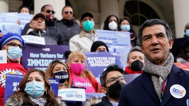 El concejal de la ciudad de Nueva York, Ydanis Rodríguez, durante un mitin fuera de la alcaldía previo a una votación del Ayuntamiento para permitir que los residentes permanentes legales participen en las elecciones a alcalde, concejales y funcionarios municipales, el jueves 9 de diciembre de 2021, en Nueva York.
