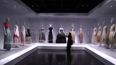 Una persona asiste a la vista previa para los medios de comunicación de la exposición Mujeres vistiendo a mujeres del Costume Institute, en el Museo Metropolitano de Arte de la ciudad de Nueva York el 4 de diciembre de 2023.